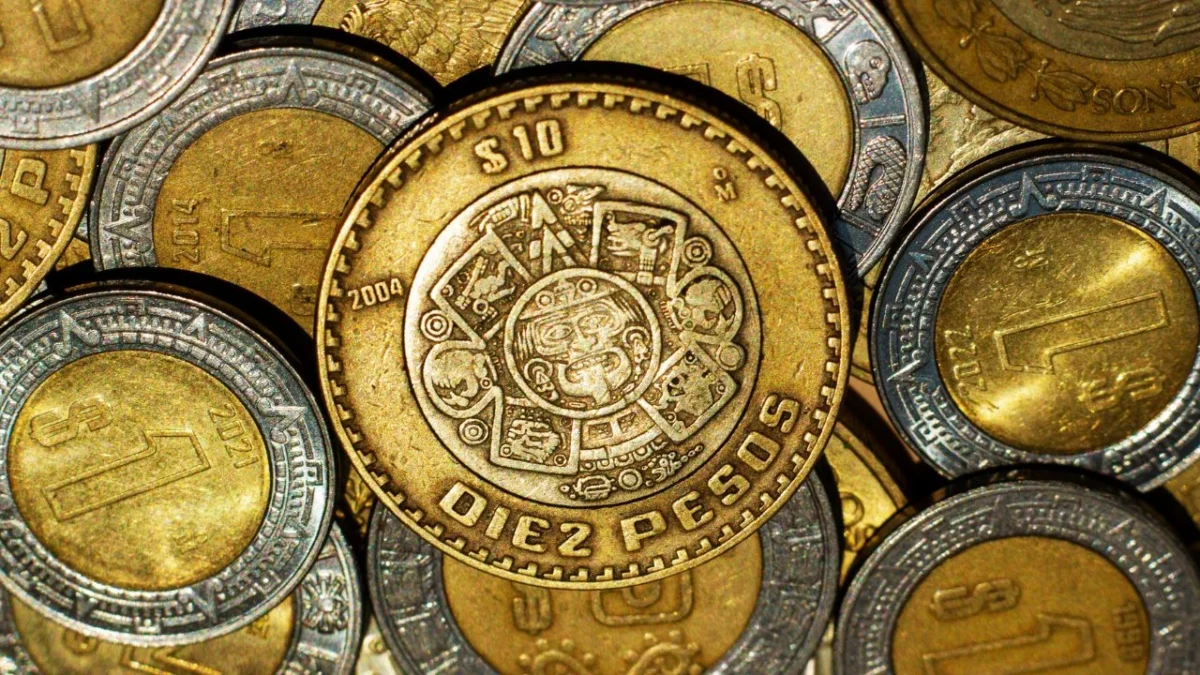El peso mexicano cerró la sesión con una apreciación de 0.21% o 3.6 centavos, cotizando alrededor de 17.13 pesos por dólar.