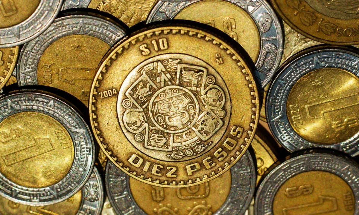 El peso mexicano cerró la sesión con una apreciación de 0.21% o 3.6 centavos, cotizando alrededor de 17.13 pesos por dólar.