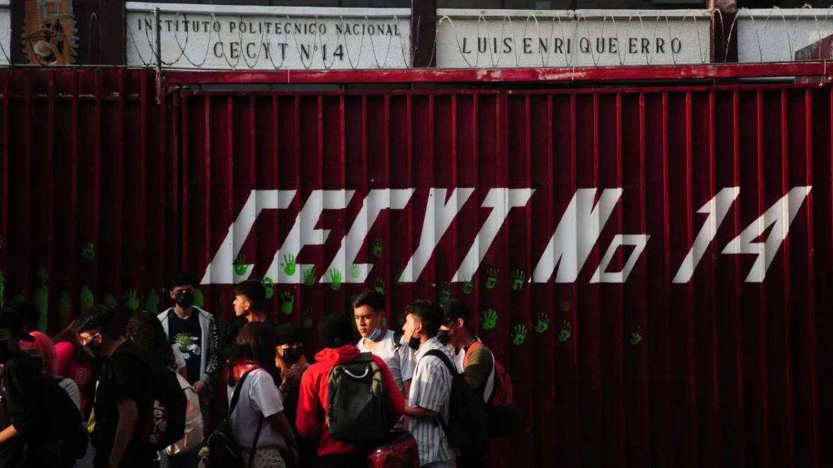 Por el asentamiento de un edificio, desalojan a los alumnos del CECyT 14 del Instituto Politécnico Nacional (IPN).