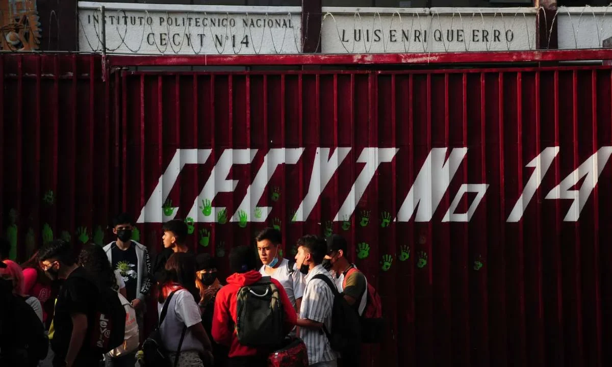Por el asentamiento de un edificio, desalojan a los alumnos del CECyT 14 del Instituto Politécnico Nacional (IPN).