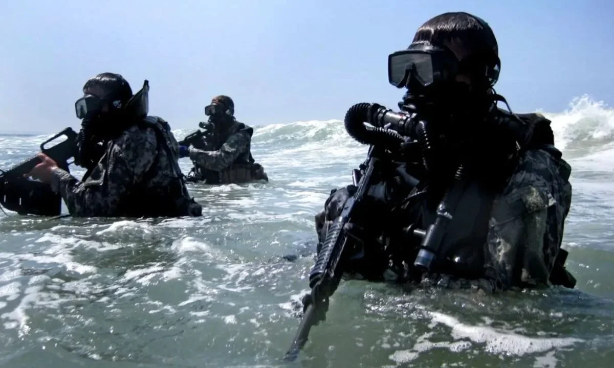El ingreso de 19 elementos de los Navy SEAL's de la Marina de Estados Unidos es para participar en 'evento emergente' durante un mes.