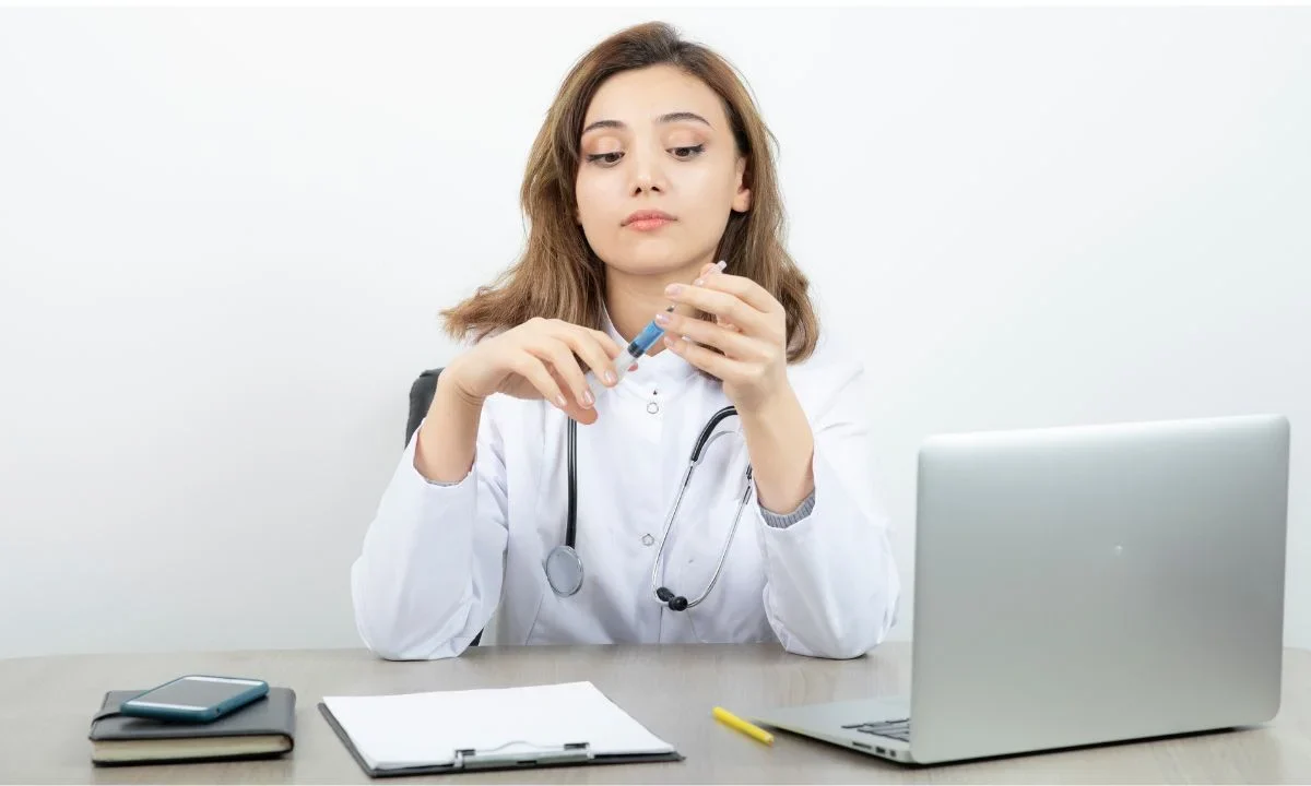 La diputada de Morena, Ana Buendía, puso énfasis en la sanción a la usurpación de profesiones relacionadas con la salud y atención médica.
