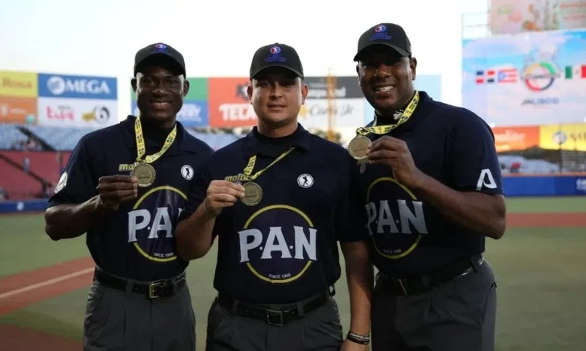 Los umpires de la Serie del Caribe fueron reconocidos por la Confederación de Béisbol profesional del Caribe con 10 medallas.