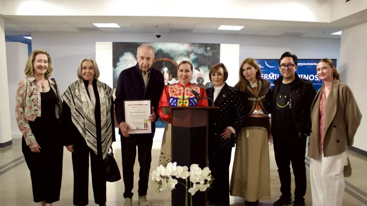 El embajador Ricardo Ampudia recibió un reconocimiento en el Consulado General de México en Houston por su labor en la promoción cultural