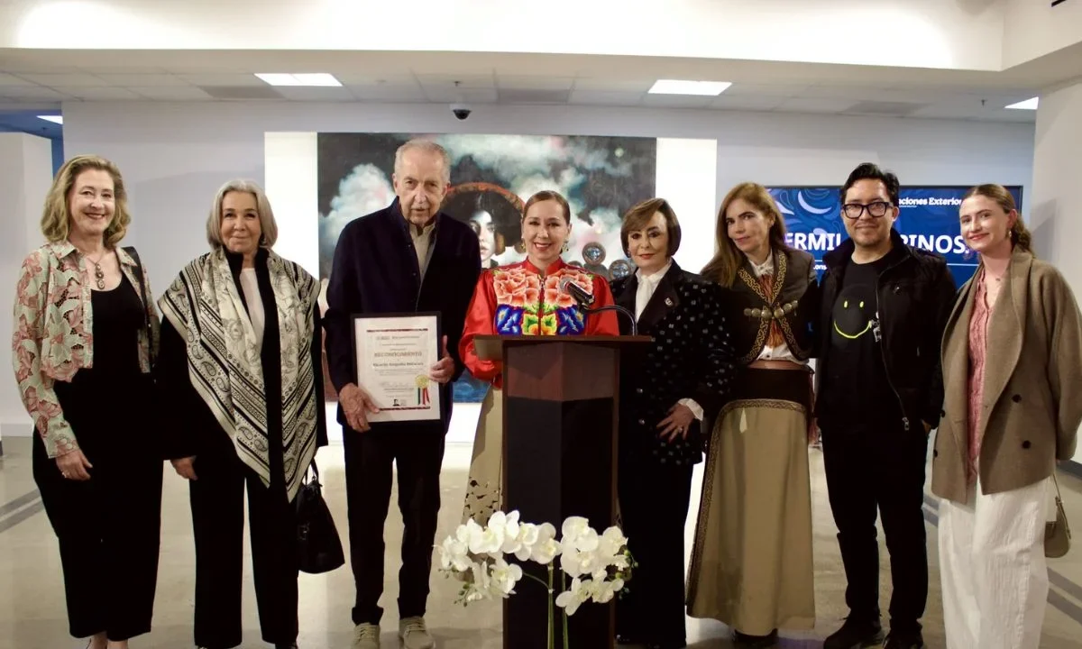 El embajador Ricardo Ampudia recibió un reconocimiento en el Consulado General de México en Houston por su labor en la promoción cultural