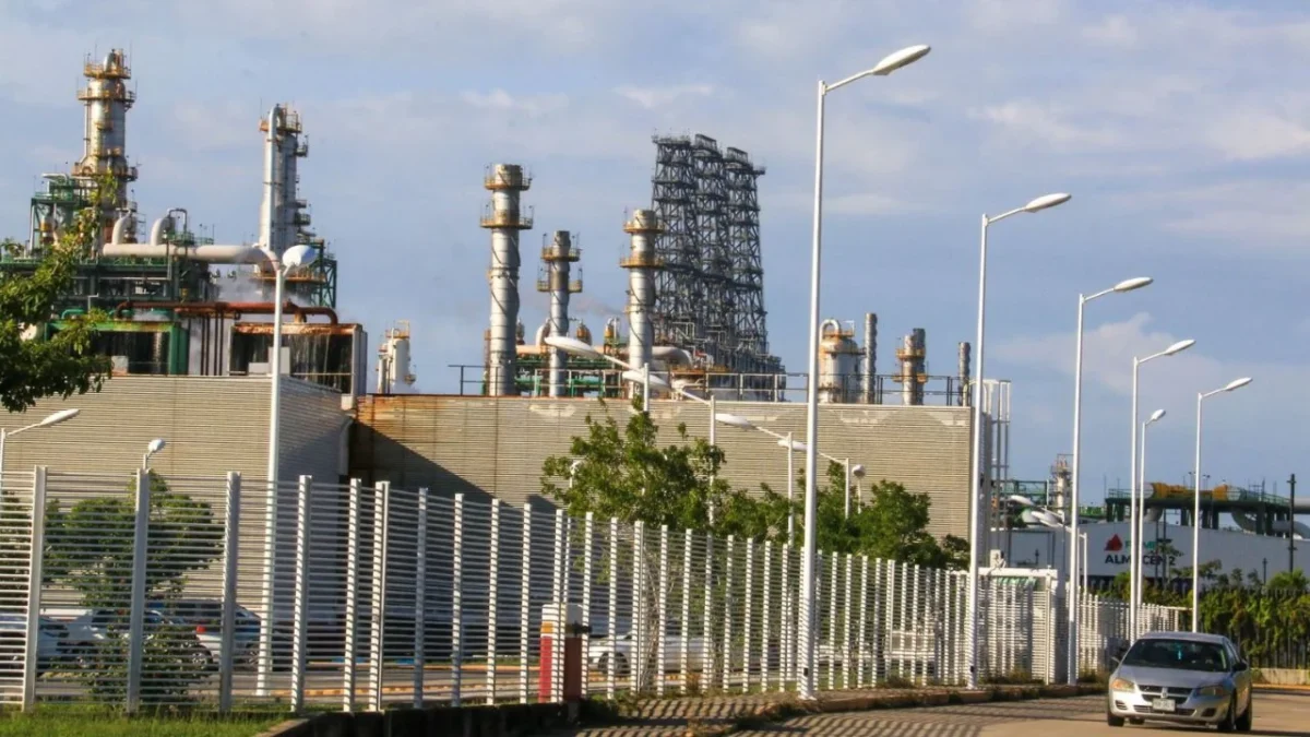 Un plantel de preescolar y una primaria están ubicadas a 500 metros de la refinería de Dos Bocas, en Tabasco; padres piden reubicación.
