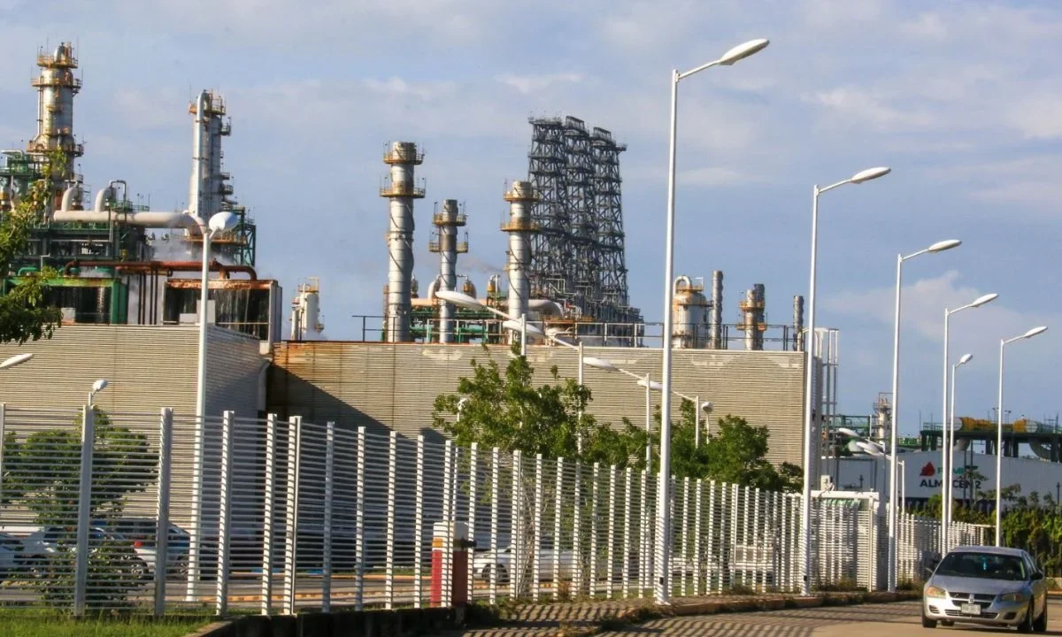 Un plantel de preescolar y una primaria están ubicadas a 500 metros de la refinería de Dos Bocas, en Tabasco; padres piden reubicación.