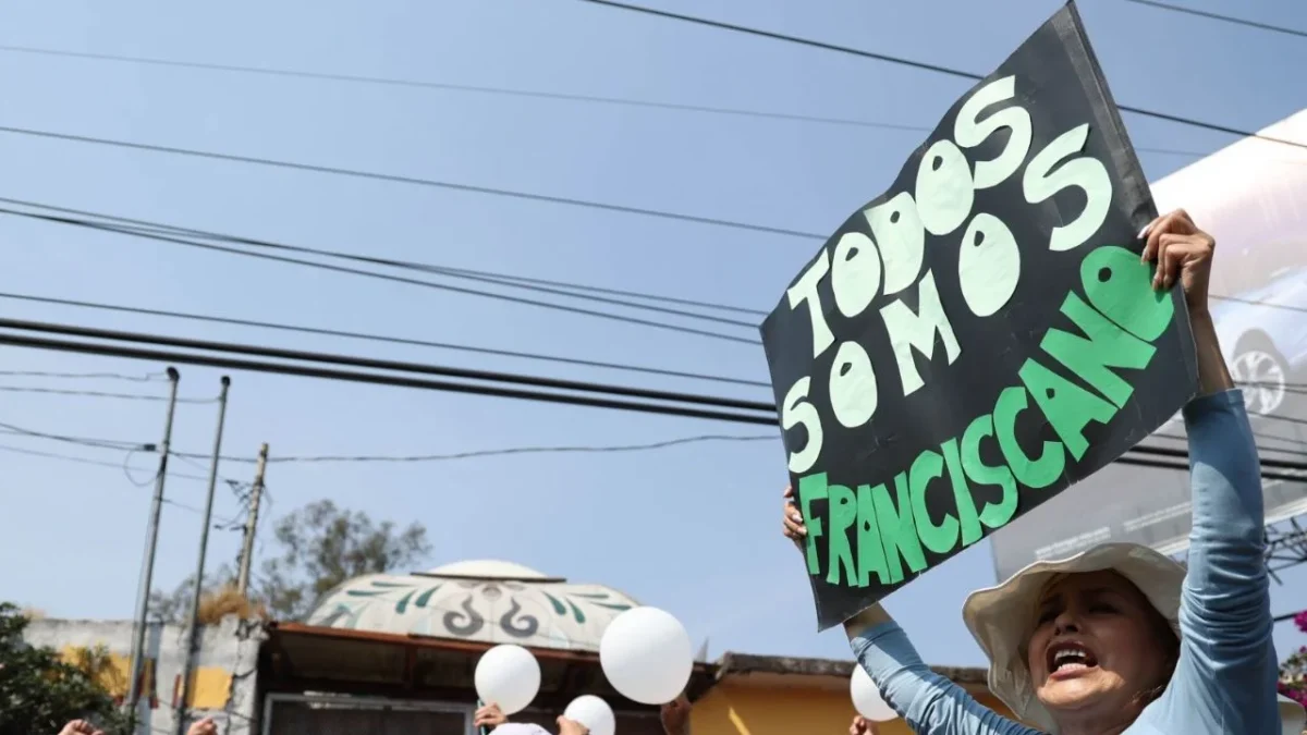 Refugio Franciscano: Manifestantes se reunieron hoy en el Monumento a la Revolución para una marcha pacífica a favor de los 'franciscanitos'.