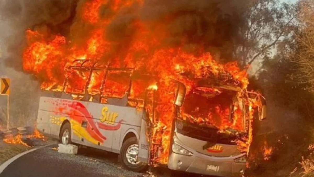 Reportan bloqueos con quema de vehículos en seis entidades