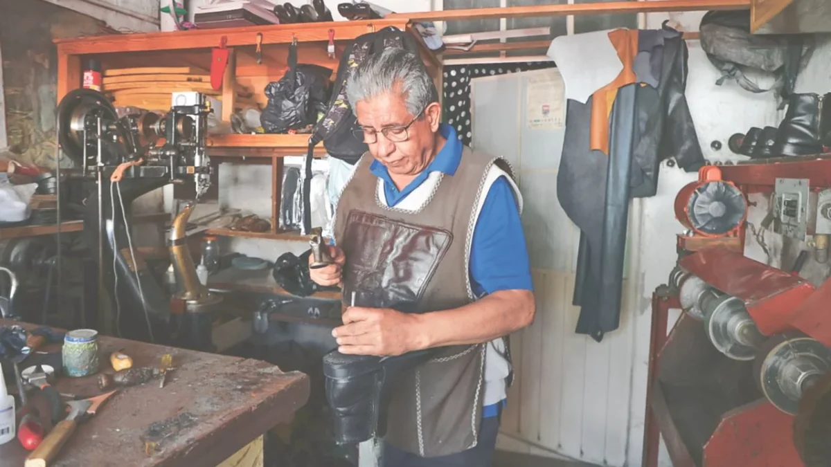 A sus 74 años, Desiderio abre puntual su pequeño local en Santa María la Ribera y devuelve la dignidad a tenis, bolsas y zapatos.