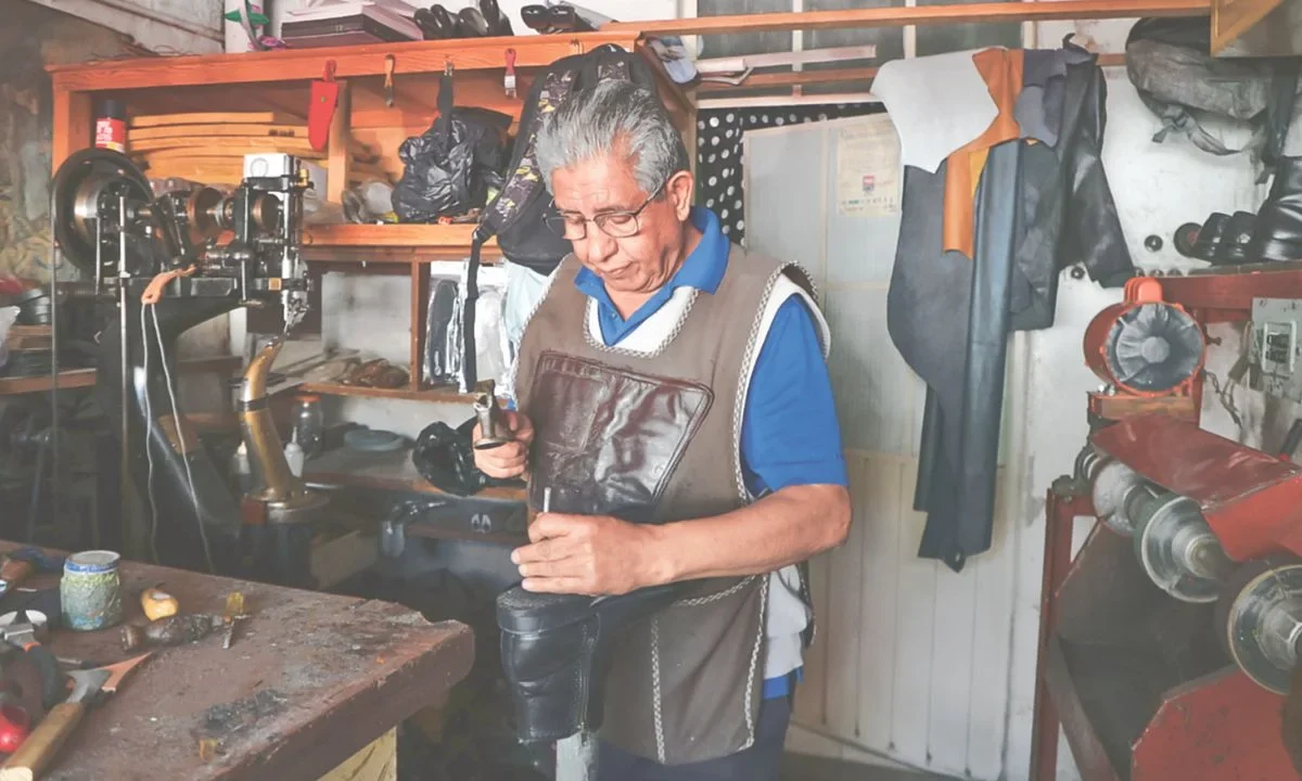 A sus 74 años, Desiderio abre puntual su pequeño local en Santa María la Ribera y devuelve la dignidad a tenis, bolsas y zapatos.