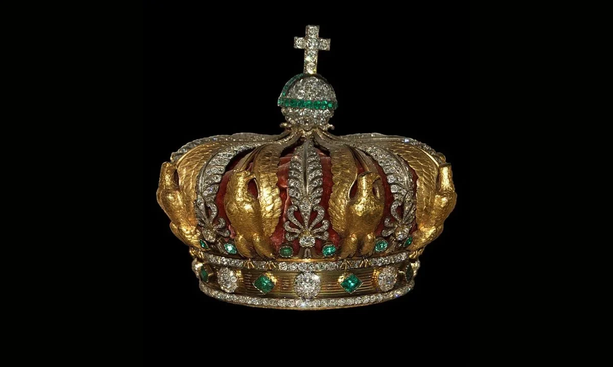 La corona de la emperatriz Eugenia, dañada durante el robo del Louvre, se podrá restaurar de forma exacta, señaló el museo.