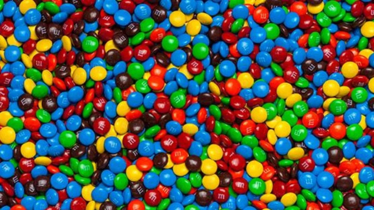 La autoridad sanitaria alertó que los paquetes de M&M's podían contener leche, soya y trazas de cacahuate, sin contar con las advertencias.