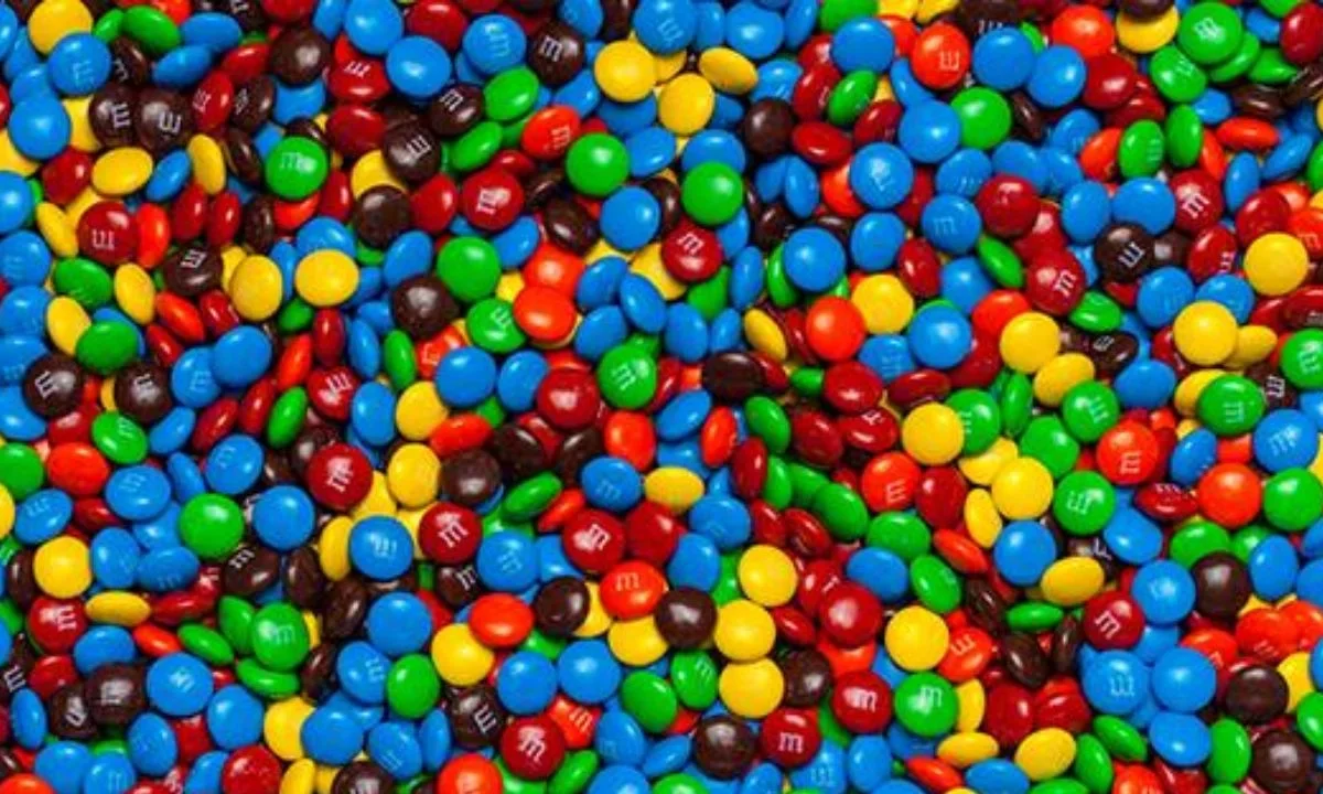 La autoridad sanitaria alertó que los paquetes de M&M's podían contener leche, soya y trazas de cacahuate, sin contar con las advertencias.
