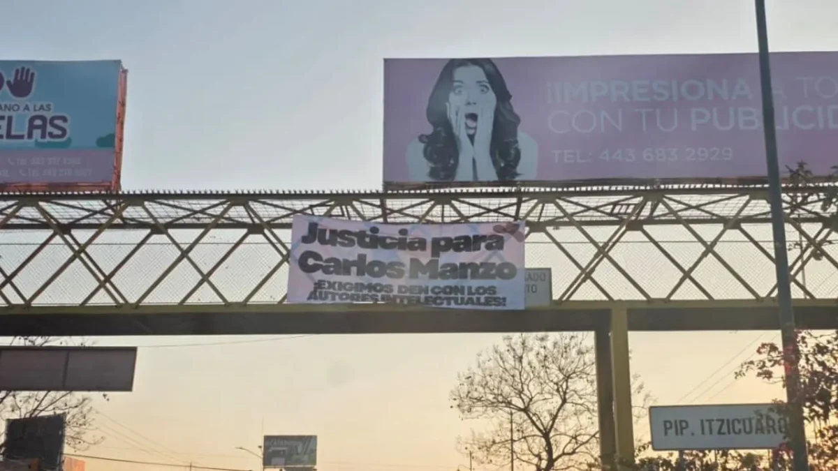 Una lona con la leyenda: 'Justicia para Carlos Manzo, exigimos den con autores intelectuales', apareció colocada en Michoacán.