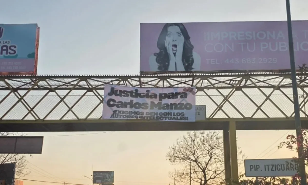 Una lona con la leyenda: 'Justicia para Carlos Manzo, exigimos den con autores intelectuales', apareció colocada en Michoacán.