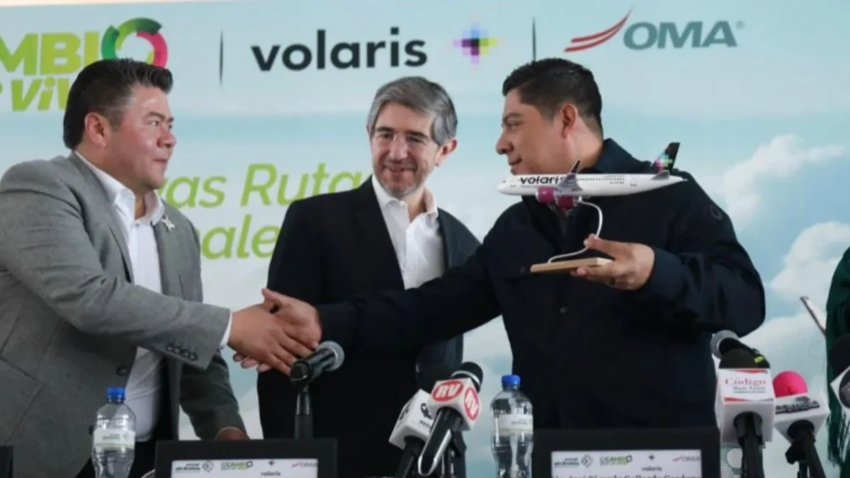 Ricardo Gallaerdo y directivos de Volaris anunciaron las nuevas rutas de San Luis Potosí a Monterrey, Guadalajara, Puebla, Puerto Vallarta y Chicago.