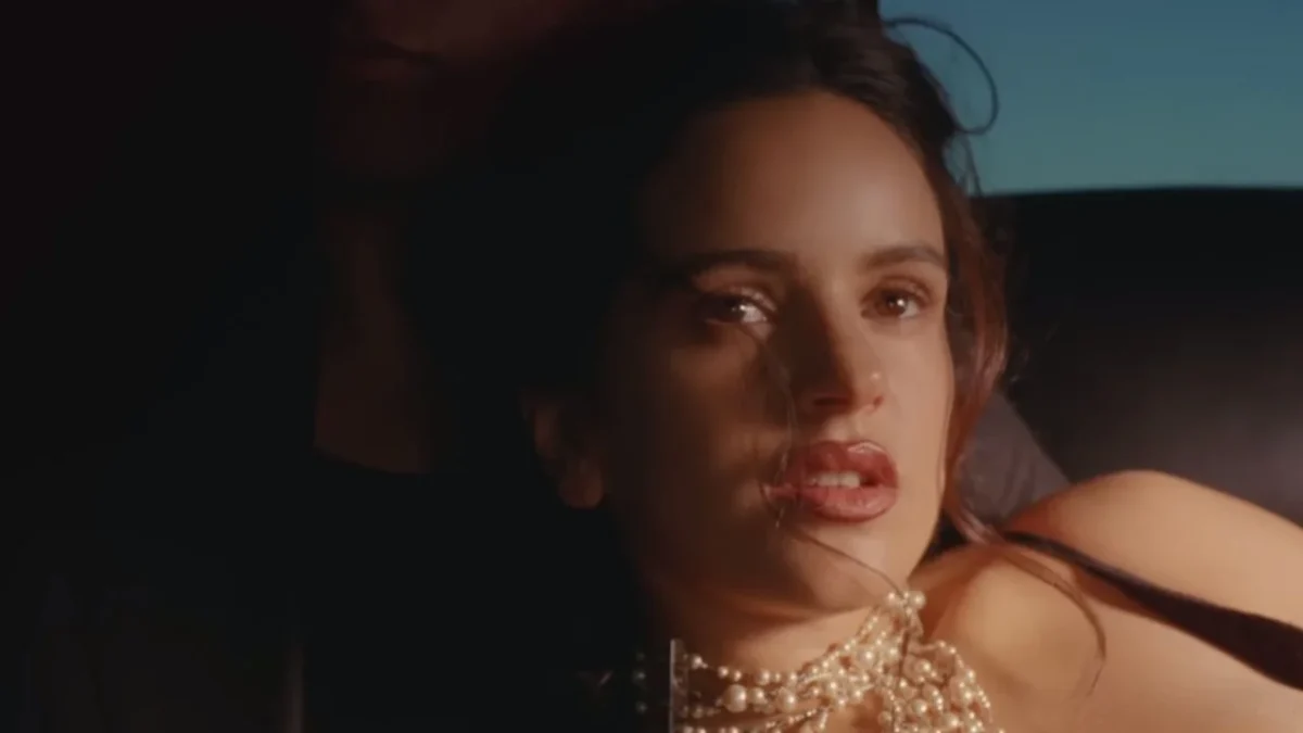 Rosalía lanzó el videoclip de Sauvignon Blanc, como parte de su álbum LUX.