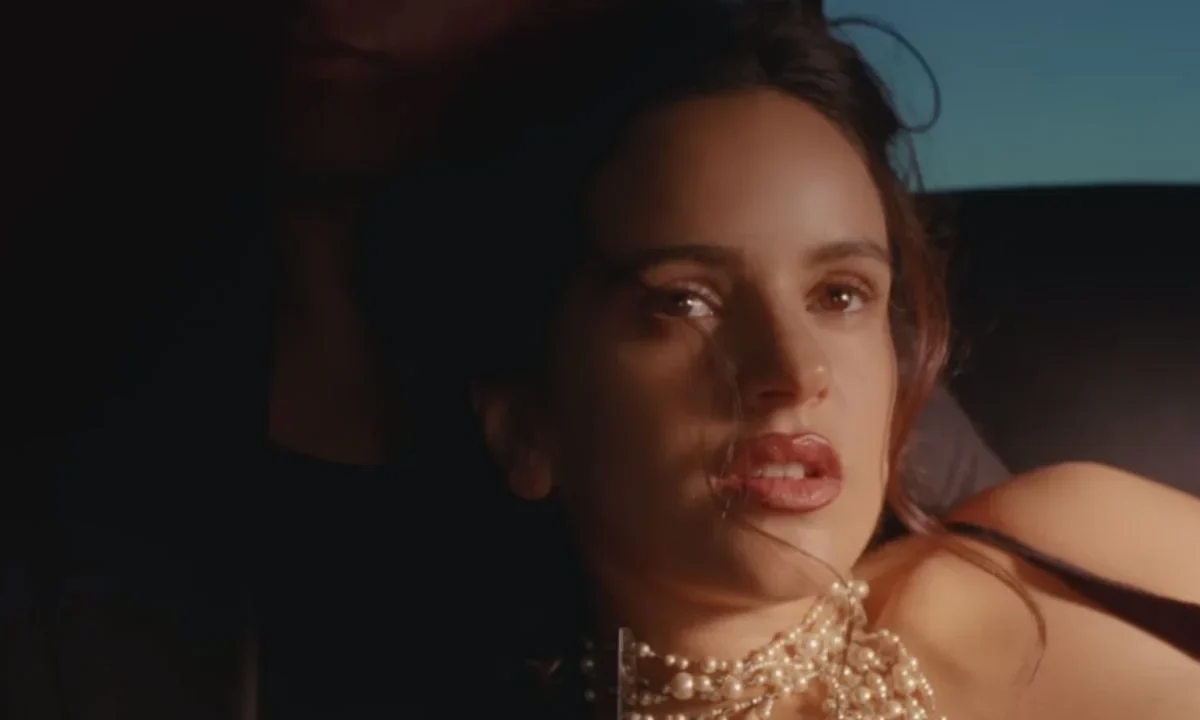 Rosalía lanzó el videoclip de Sauvignon Blanc, como parte de su álbum LUX.