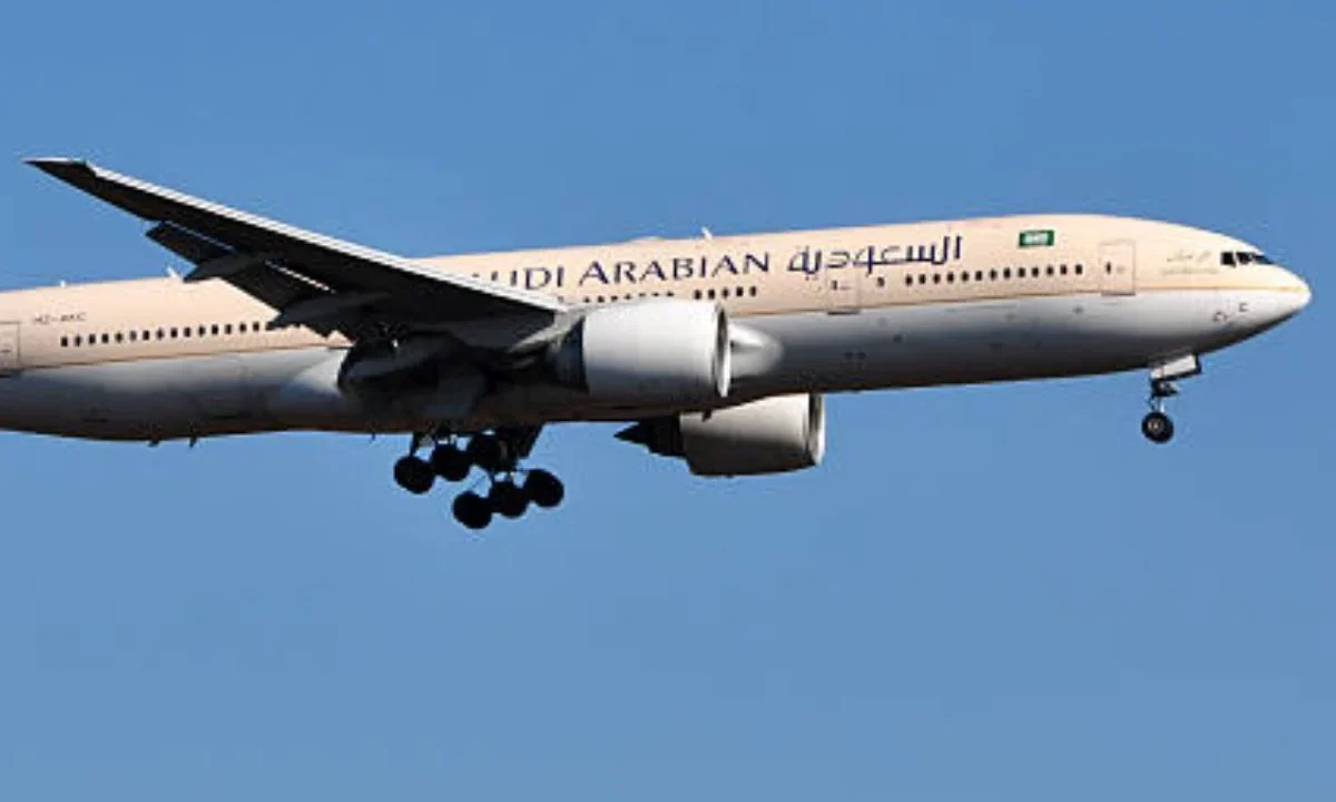 Saudia anunció la cancelación de vuelos en Medio Oriente tras el aumento de tensiones por ataques contra Irán.