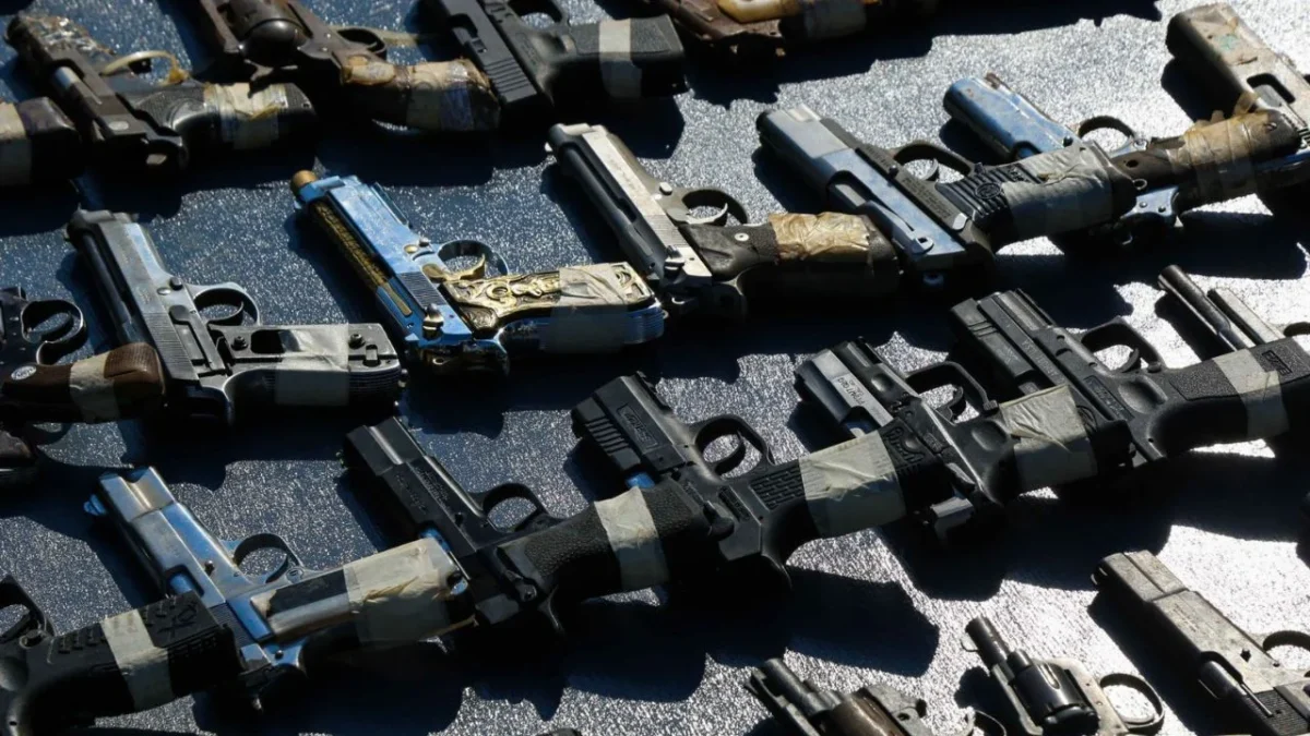 La SCJN validó el artículo 30 de la Ley Federal de Armas de Fuego que faculta a la Defensa para expedir licencias de portación de armas.
