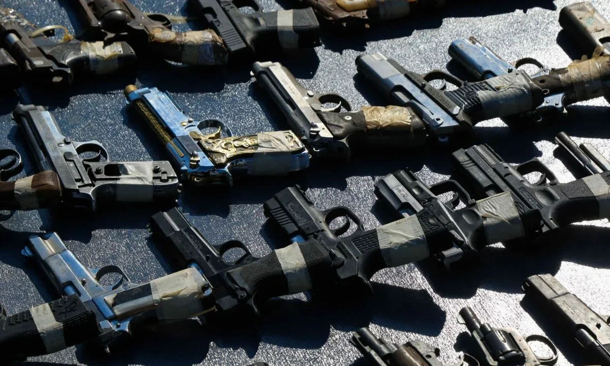 La SCJN validó el artículo 30 de la Ley Federal de Armas de Fuego que faculta a la Defensa para expedir licencias de portación de armas.