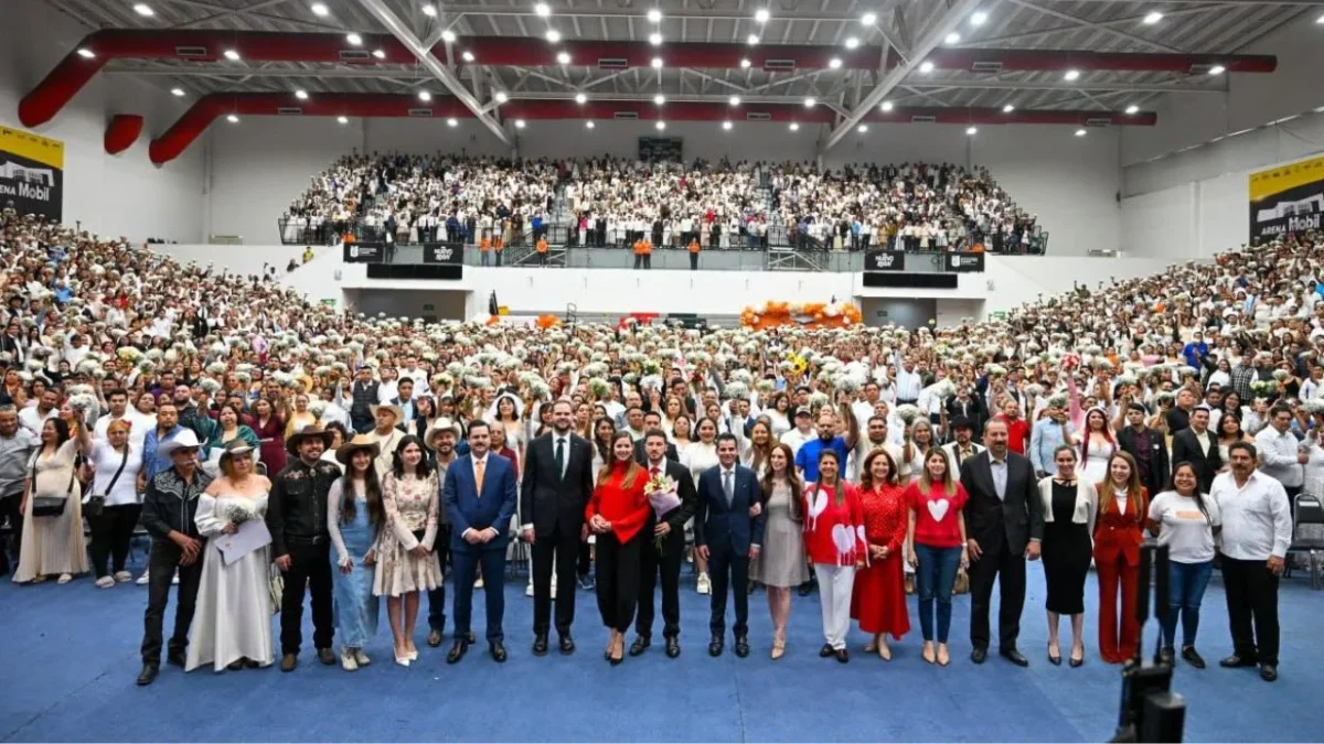 La ceremonia de bodas colectivas la encabezó el gobernador Samuel García, quien destacó la importancia de fortalecer a las familias.
