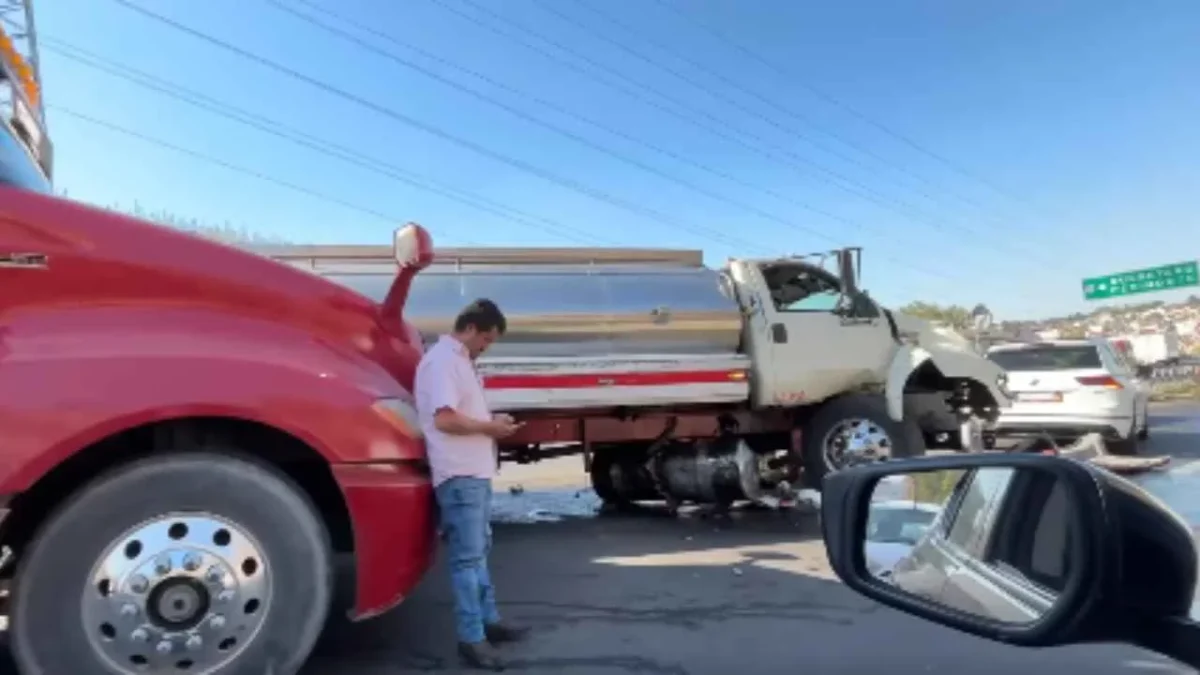 La tarde de este miércoles se registró un choque múltiple en la autopista Chamapa-Lechería.