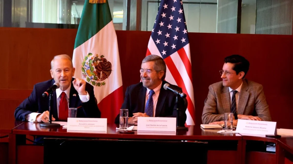 El embajador de EU, Ronald Johnson, informó que se reunieron en CDMX con un grupo de senadores y con autoridades mexicanas de la cancillería.