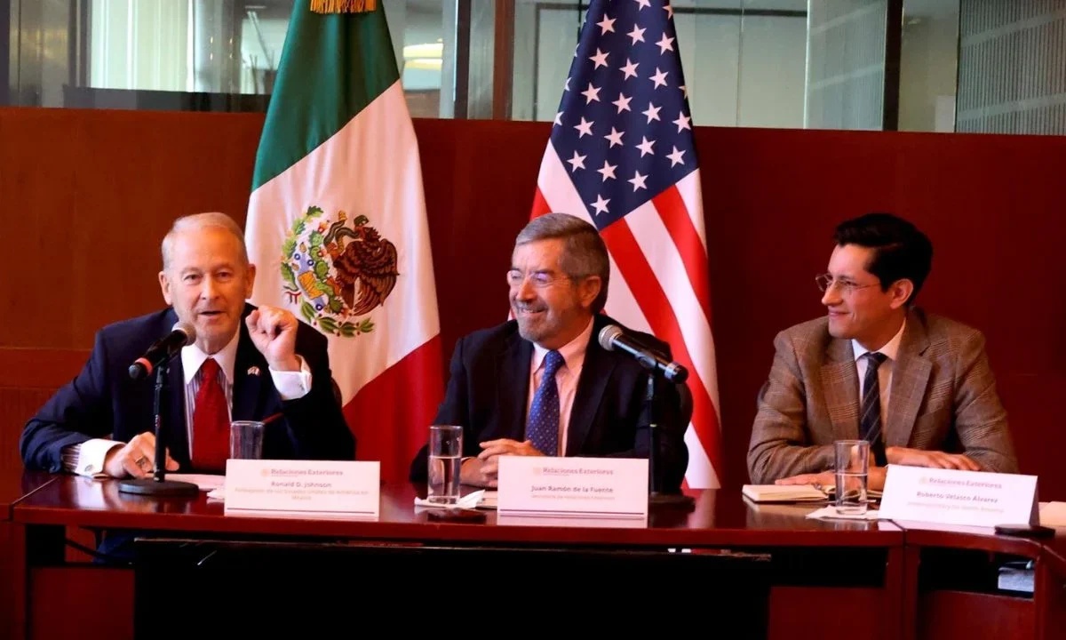 El embajador de EU, Ronald Johnson, informó que se reunieron en CDMX con un grupo de senadores y con autoridades mexicanas de la cancillería.