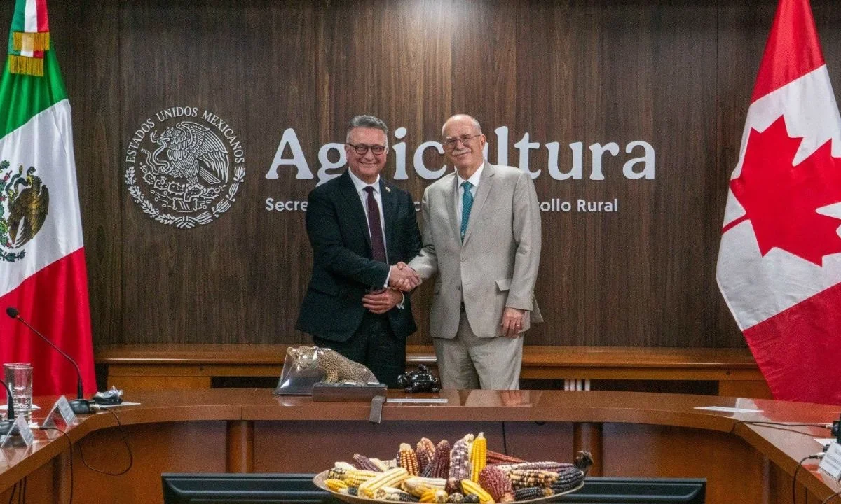 El secretario de Agricultura, Julio Berdegué, sostuvo un encuentro con el ministro canadiense Heath MacDonald durante la visita de una delegación de Canadá a México.