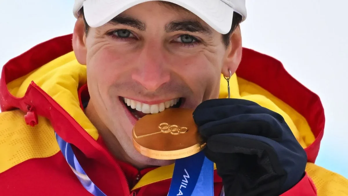 El medallista de oro Oriol Cardona Coll de España celebra en el podio después de competir en el evento de esquí de montaña de sprint masculino durante los Juegos Olímpicos de Invierno