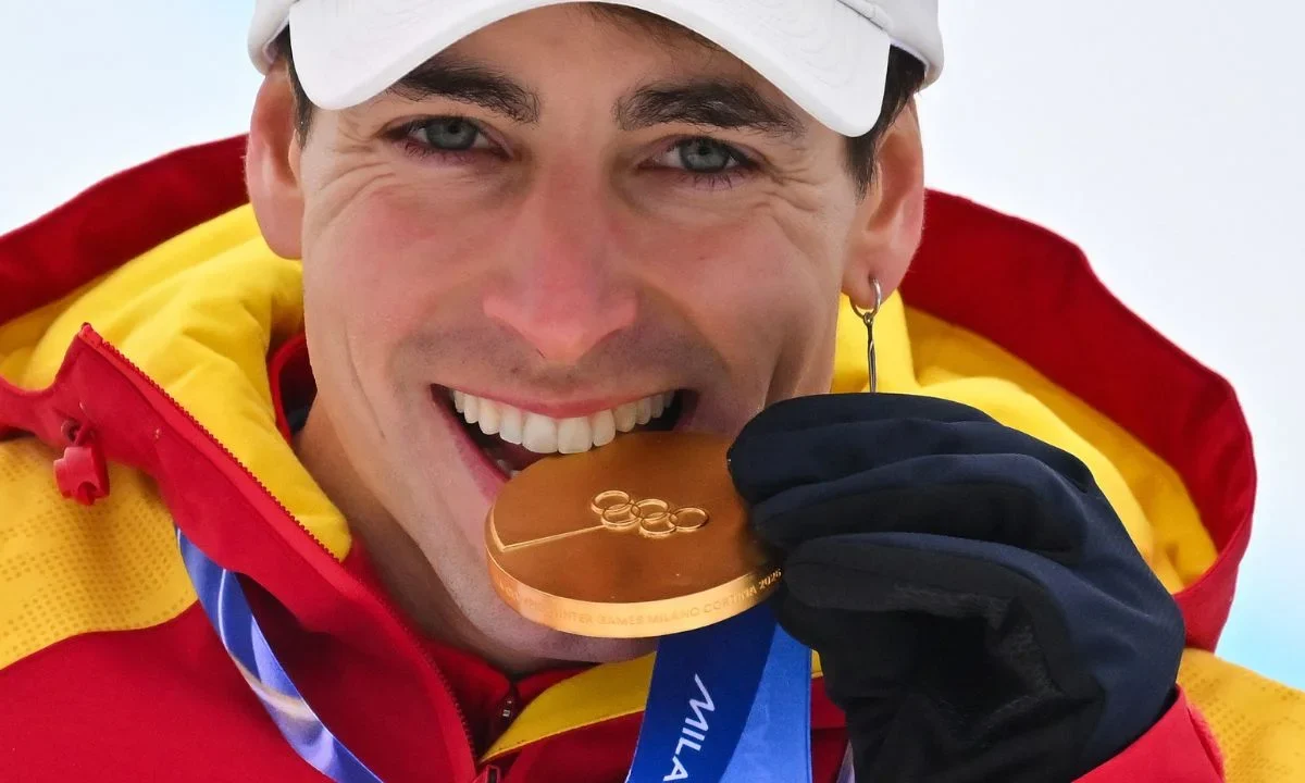 El medallista de oro Oriol Cardona Coll de España celebra en el podio después de competir en el evento de esquí de montaña de sprint masculino durante los Juegos Olímpicos de Invierno