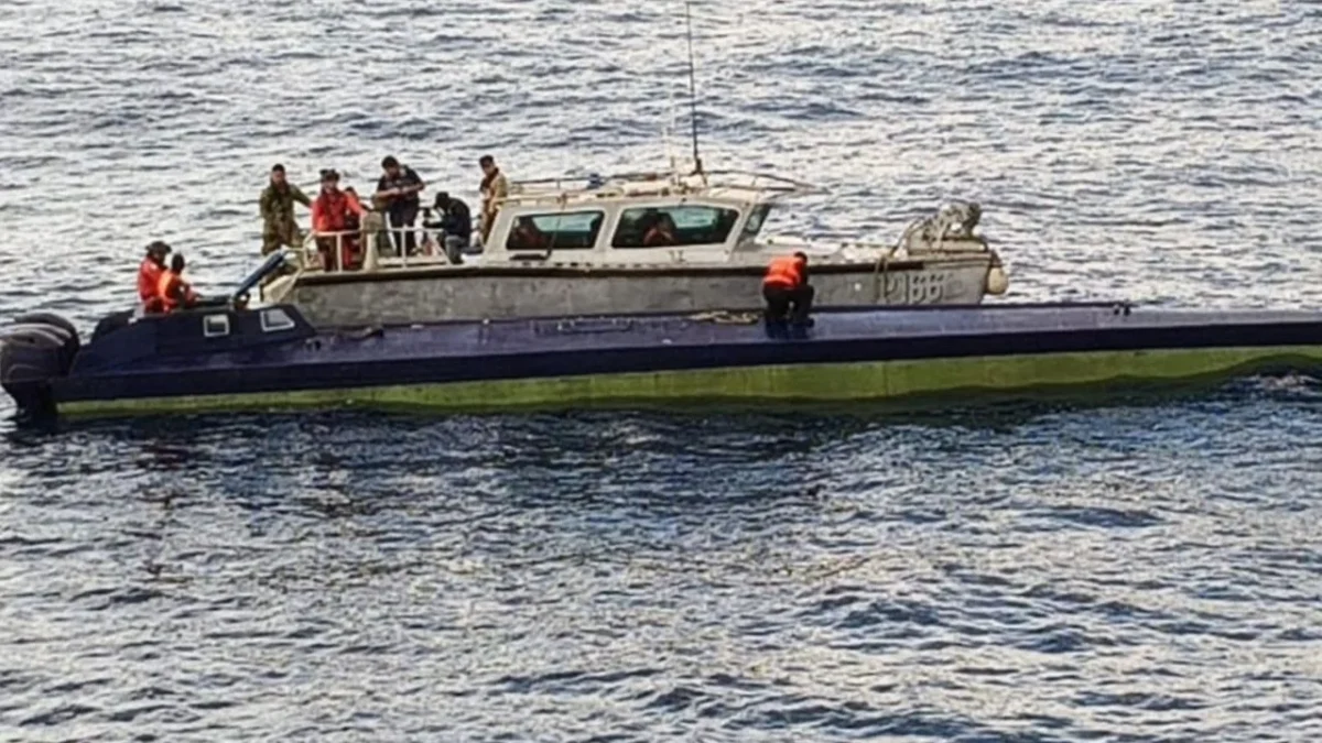 Elementos de la Secretaría de Marina resguardan el semisumergible interceptado en Manzanillo, Colima, donde fueron asegurados 179 bultos con cerca de cuatro toneladas de cocaína y tres personas detenidas.