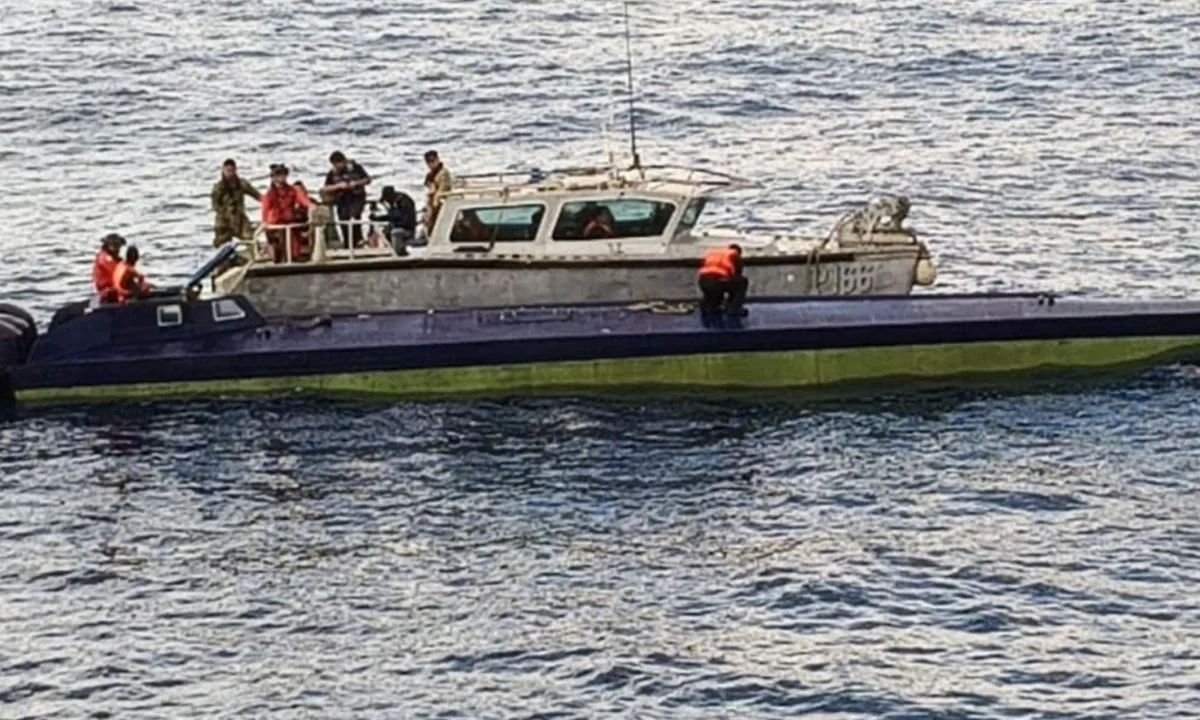 Elementos de la Secretaría de Marina resguardan el semisumergible interceptado en Manzanillo, Colima, donde fueron asegurados 179 bultos con cerca de cuatro toneladas de cocaína y tres personas detenidas.
