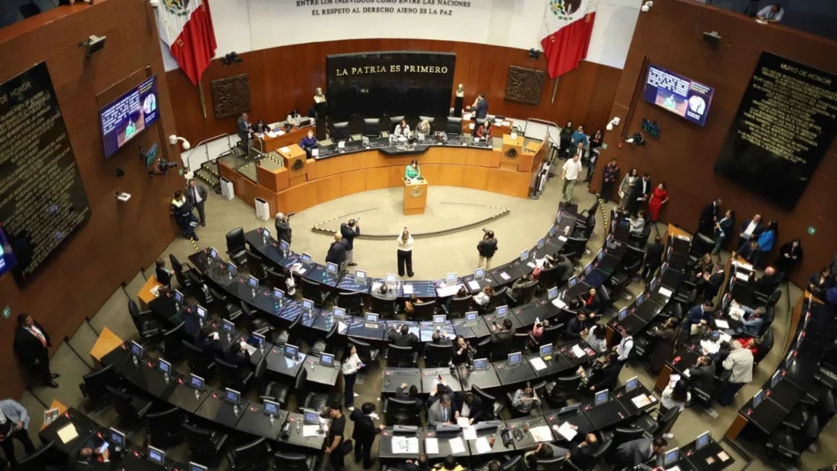 La discusión busca poner fin a las llamadas 'pensiones doradas' de altos funcionarios de confianza y un ahorro de 5 mil millones de pesos.