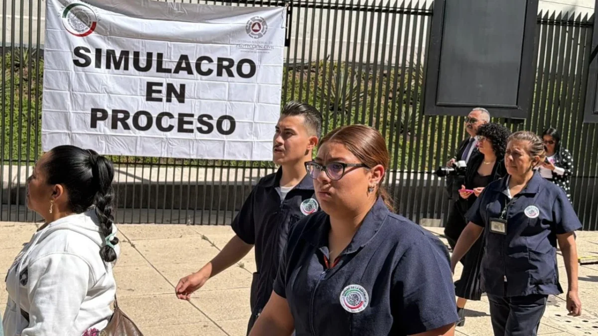 Senadores y personal salieron del recinto ubicado en Insurgentes y Reforma durante su participación en el Simulacro Metropolitano.