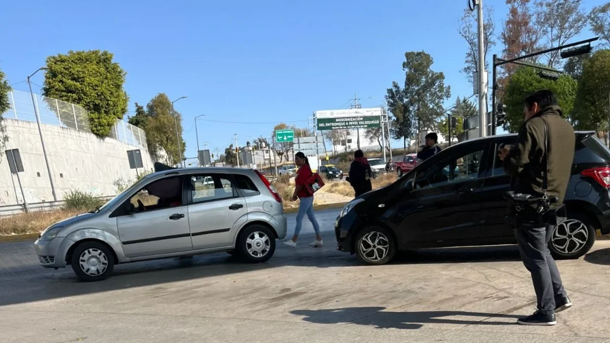 A pesar de los operativos, los taxis pirata aprovechan la escasez de transporte público, principalmente en el Periférico Ecológico.