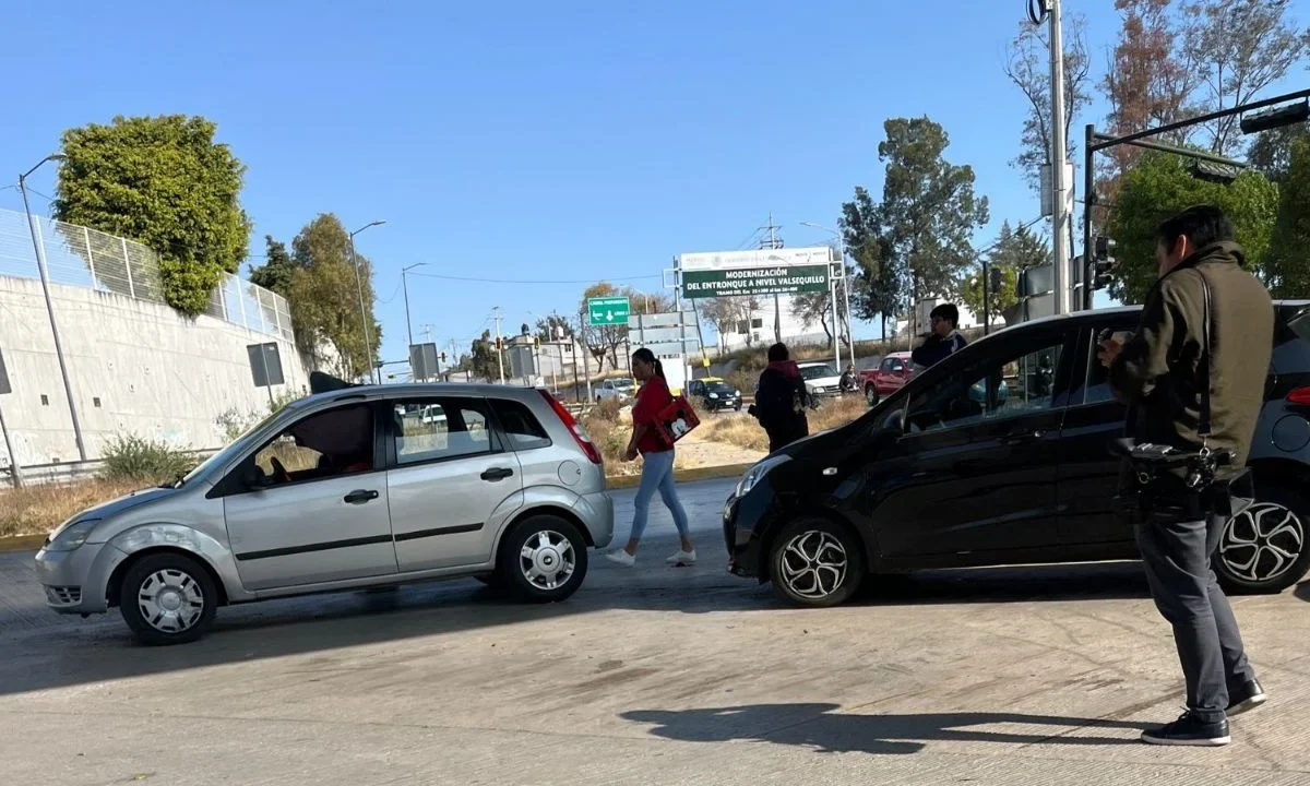 A pesar de los operativos, los taxis pirata aprovechan la escasez de transporte público, principalmente en el Periférico Ecológico.