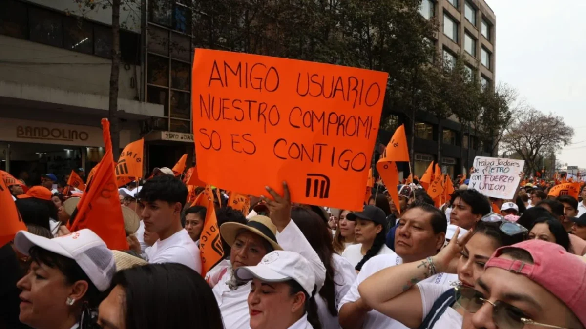 Con banderines naranja y de blanco, miembros del sindicato del Metro se reunieron en el cruce de Balderas y Chapultepec, rumbo al Zócalo.