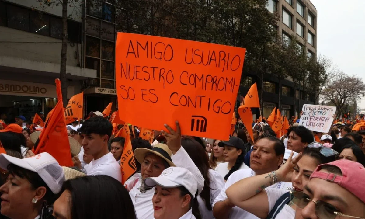 Con banderines naranja y de blanco, miembros del sindicato del Metro se reunieron en el cruce de Balderas y Chapultepec, rumbo al Zócalo.