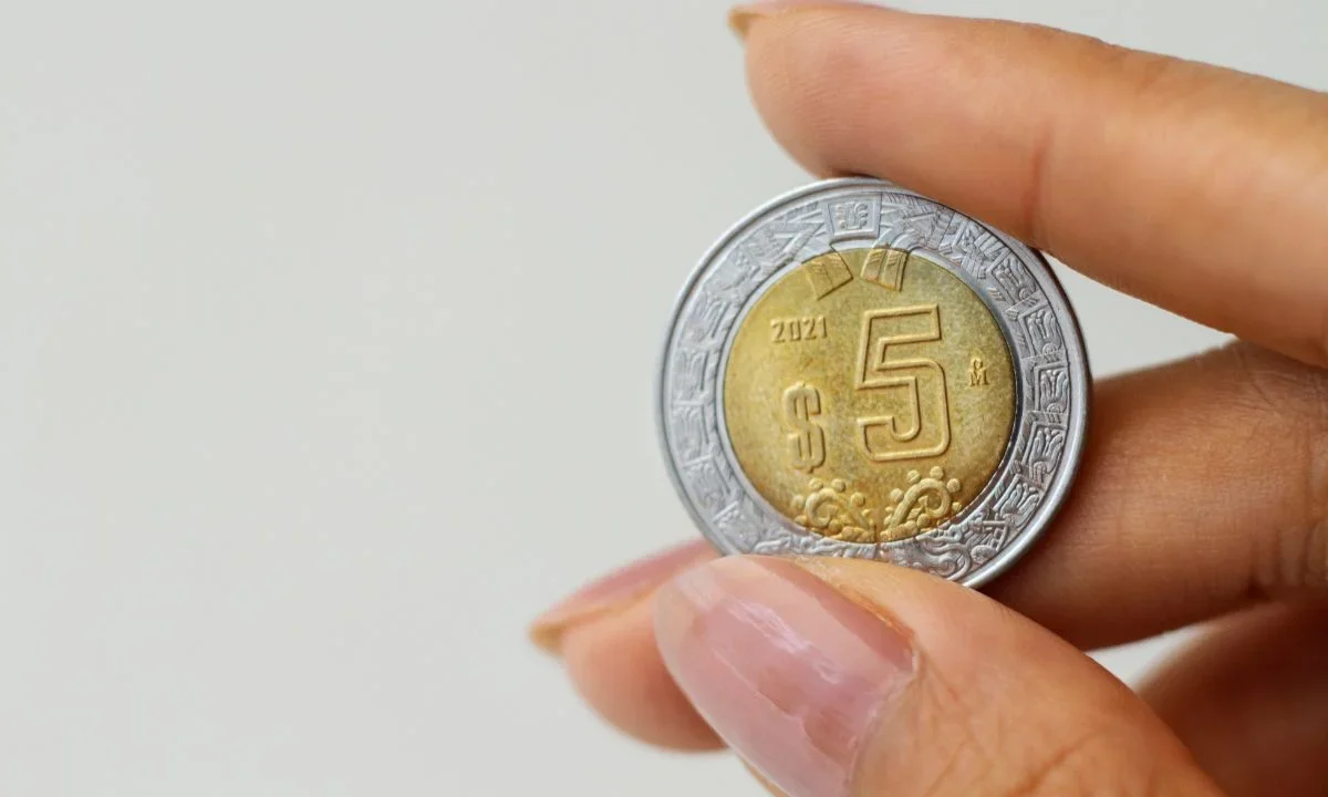 El peso cerró la sesión con una ligera depreciación de 0.03% o 0.4 centavos, cotizando alrededor de 17.19 pesos por dólar.