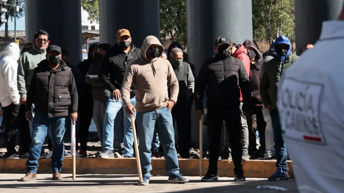 Dueños de taxis colectivos se manifestaron sobre el Bulevar Valsequillo y Periférico Ecológico para pedir que los dejen laborar en la zona.