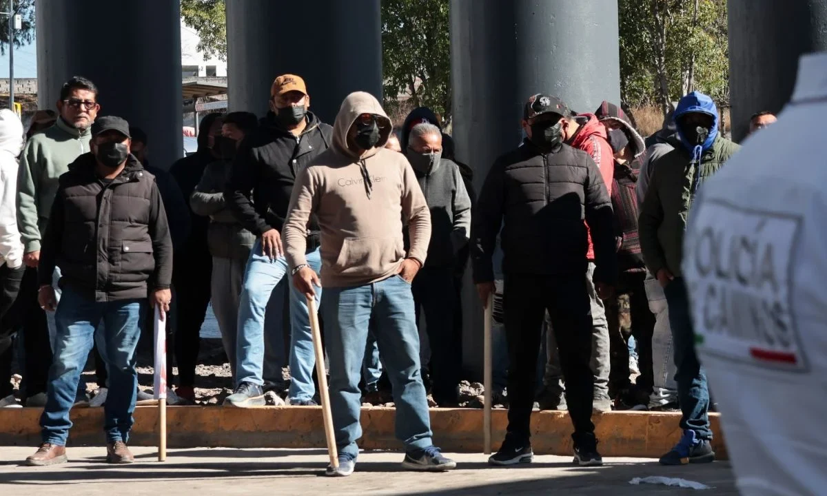 Dueños de taxis colectivos se manifestaron sobre el Bulevar Valsequillo y Periférico Ecológico para pedir que los dejen laborar en la zona.