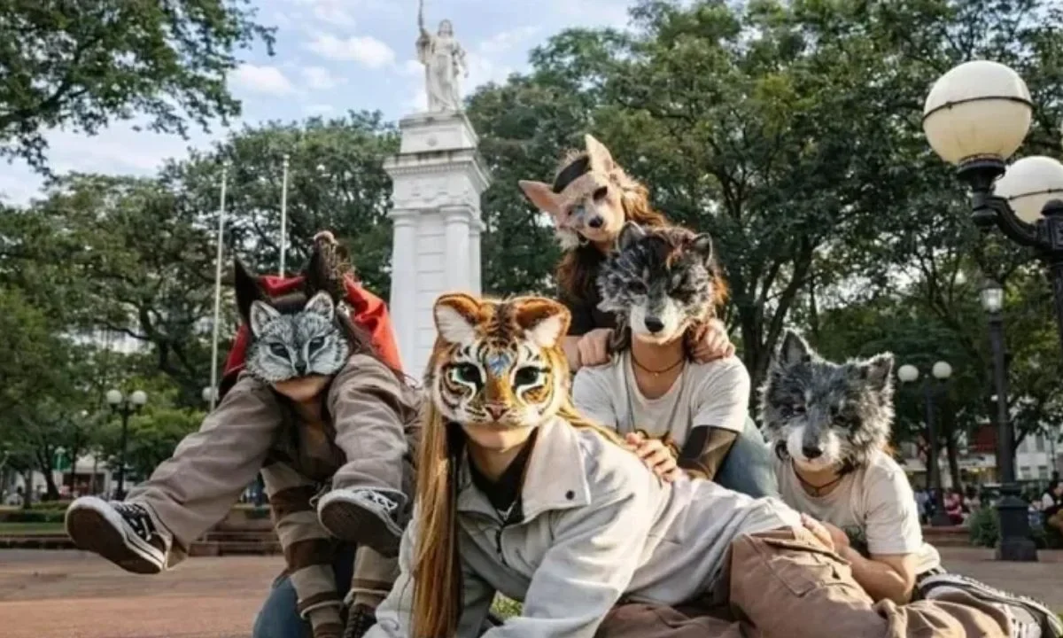 Como miembros de una nueva tribu urbana o 'manada', los therians conquistan las redes sociales y también las calles de distintos países.