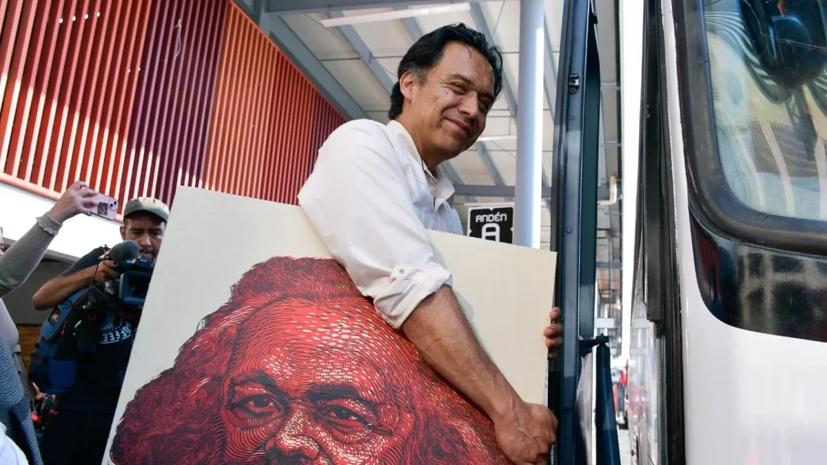 Marx Arriaga afirmó que abandonaría su oficina al recibir el oficio de su destitución, el cual le fue entregado este martes.