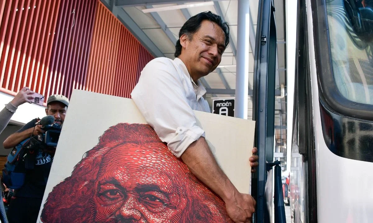 Marx Arriaga afirmó que abandonaría su oficina al recibir el oficio de su destitución, el cual le fue entregado este martes.