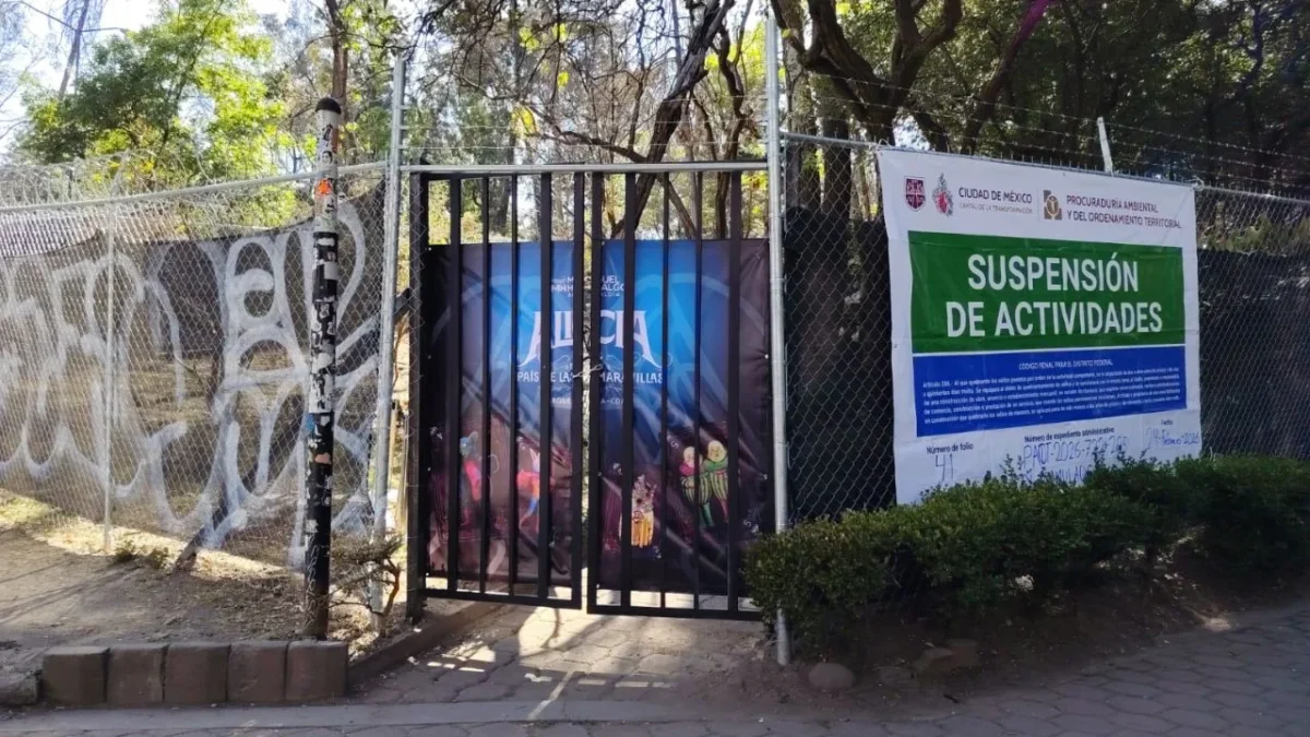 Tras las manifestaciones de vecinos por presunta privatización del espacio público en el Parque Lira, personal de la procuraduría coloco sellos de suspensión