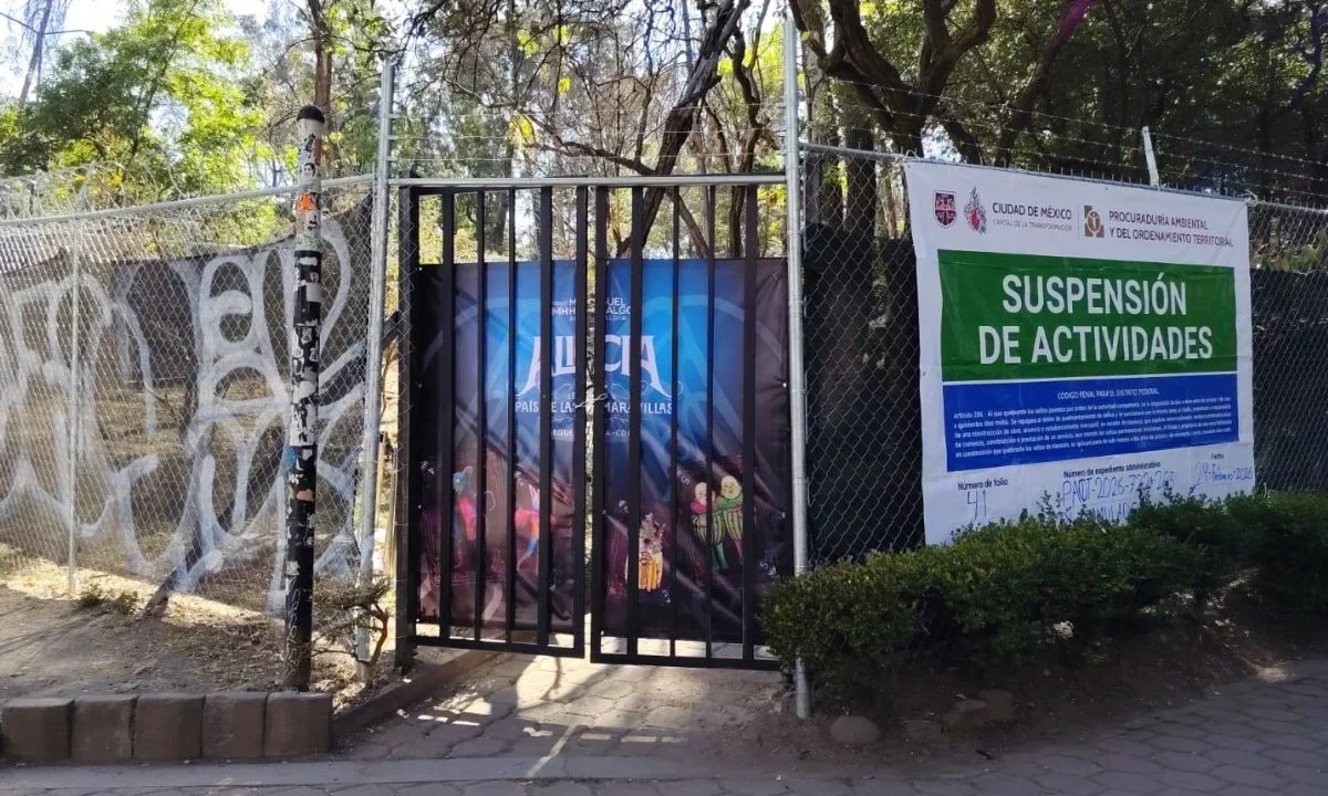 Tras las manifestaciones de vecinos por presunta privatización del espacio público en el Parque Lira, personal de la procuraduría coloco sellos de suspensión
