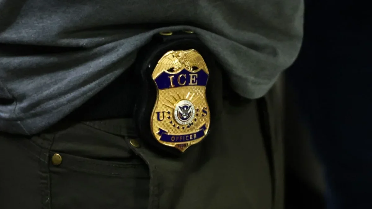 Trump amplió las facultades del ICE para detener a refugiados admitidos legalmente en EU que aún no han obtenido la residencia permanente.